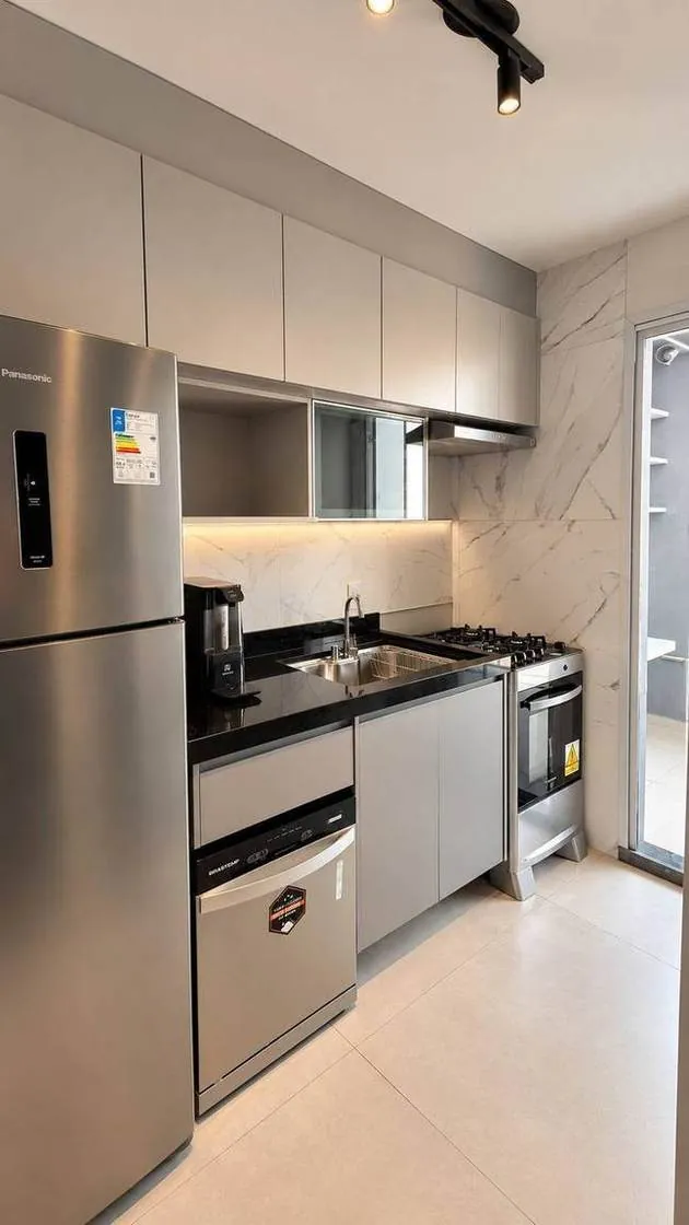 Cozinha de studio reformado pela Morale Arquitetura e Reforma, com marcenaria sob medida e acabamento claro